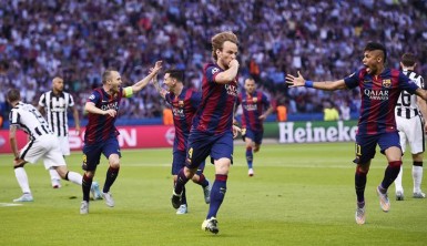Ivan Rakitic celebrates with team mates after scoring the first goal for Barcelona. Reuters / Dylan Martinez