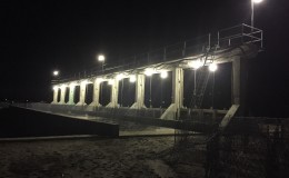  Lights installed temporarily at the eight-door sluice (GINA photo)