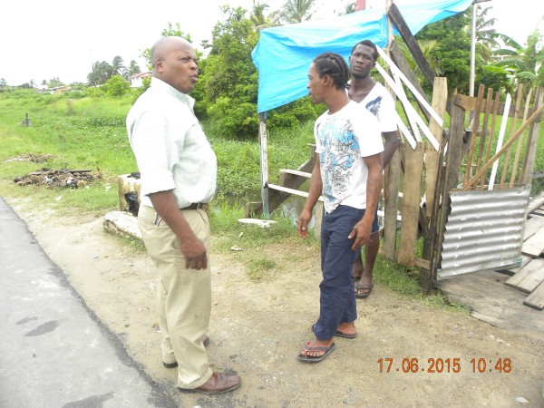 Neilson McKenzie interacting with residents of B Field, Sophia. (Ministry of Public Infrastructure photo)