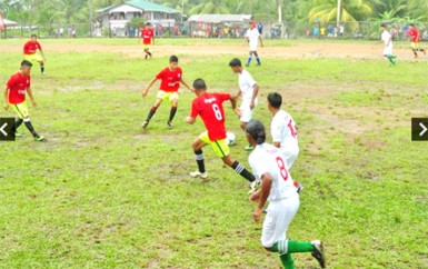 Action between in Wauna Secondary and Kamwata Secondary during their matchup at the Kumaka Community ground yesterday. (Orlando Charles photo) 