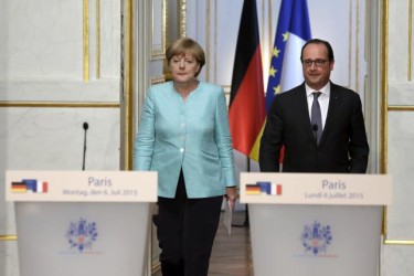 German Chancellor Angela Merkel and French President Francois Hollande arrive at a joint statement at the Elysee Palace in Paris, France, July 6, 2015 following the Greek people’s resounding ‘No’ to a European cash-for-reform deal in a referendum in Greece. (Reuters/Philippe Wojazer)