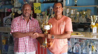  Donald Sinclair, (left) receiving the Overall winner of Mr. Gym Expo trophy from CEO of the Trophy Stall, Ramesh Sunich. 
