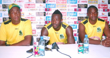 (from right) Courtney Walsh, Andre Russell and Andrew Richardson at the Jamaica Tallawahs press briefing yesterday. (Orlando Charles photo)