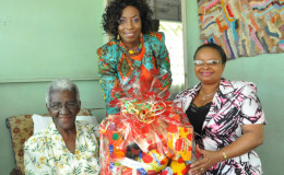 Reverend Dorothy Morris (left) with Minister of Social Protection Volda Lawrence (right) (GINA photo)