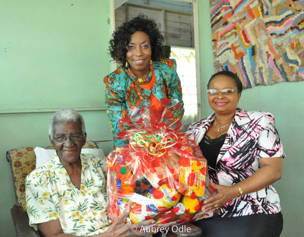 Reverend Dorothy Morris (left) with Minister of Social Protection Volda Lawrence (right) (GINA photo)