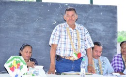 Minister of Indigenous People’s Affairs, Sydney Allicock addressing residents at the meeting at Kako, Region Seven (GINA photo)