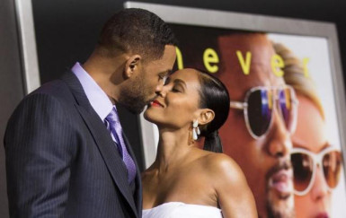 Cast member Will Smith and his wife Jada Pinkett Smith kiss at the premiere of ‘’Focus’’ at the TCL Chinese theatre in Hollywood, California February 24, 2015. (Reuters/Mario Anzuoni) 