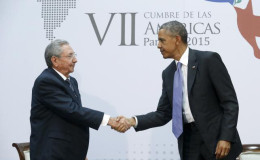 U.S. President Barack Obama (R) shakes hands with Cuba’s President Raul Castro as they hold a bilateral meeting during the Summit of the Americas in Panama City, Panama, in this file photo taken April 11, 2015. (Reuters/Jonathan Ernst)

