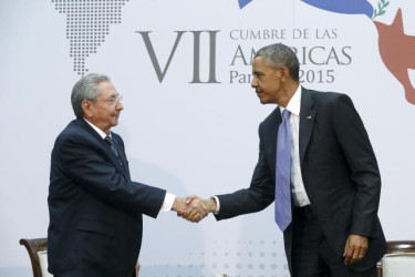 U.S. President Barack Obama (R) shakes hands with Cuba’s President Raul Castro as they hold a bilateral meeting during the Summit of the Americas in Panama City, Panama, in this file photo taken April 11, 2015. (Reuters/Jonathan Ernst) 
