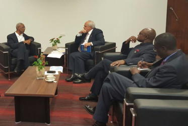 President David Granger (left)  and Foreign Affairs Minister, Carl Greenidge (second from right), Guyana’s Ambassador to Suriname, Keith George (right) and Secretary General, of the Union of South American Nations (UNASUR) Dr. Ernesto Samper Pizano, in discussion earlier today, in Paramaribo, Suriname. (Ministry of the Presidency photo) 
