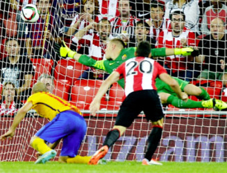Athletic Bilbao’s Aritz Aduriz heads the ball to score against Barcelona. 