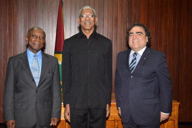 President David Granger flanked by Foreign Affairs Minister, Carl Greenidge (left)  and new Chilean Ambassador to Guyana, Claudio Rachel Rojas at the Ministry of the Presidency. (Ministry of the Presidency photo) 