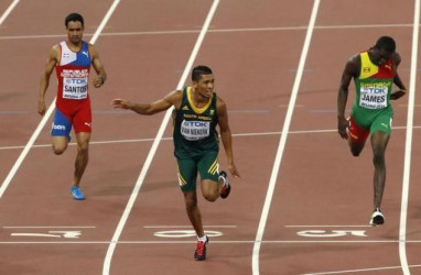 Wayde van Niekerk of South Africa (C) crosses the finish line ahead of Luguelin Santos of the Dominican Republic and Kirani James of Grenada (R) to win the men’s 400 metres final at the IAAF World Championships at the National Stadium in Beijing, China August 26, 2015. Reuters/Kim Kyung-Hoon 