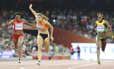 Dafne Schippers of Netherlands (C) celebrates as she crosses the finish line to win the women’s 200 metres final during the 15th IAAF World Championships at the National Stadium in Beijing, China yesterday. REUTERS/DYLAN MARTINEZ