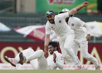 India’s captain Virat Kohli (C) celebrates with Lokesh Rahul (bottom) after taking the catch to dismiss Sri Lanka’s Dinesh Chandimal (not pictured) during yesterday’s fourth day of their third and final test cricket match in Colombo.REUTERS/DINUKA LIYANAWATTE 
