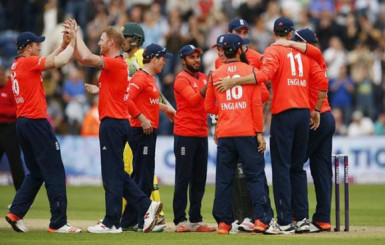 The victorious England side celebrates. (Reuters photo) 