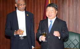 President David Granger (left) and South Korea’s non-resident Ambassador to Guyana, Maeng Dal Young in dialogue on Wednesday at the Ministry of the Presidency (Ministry of the Presidency photo)
