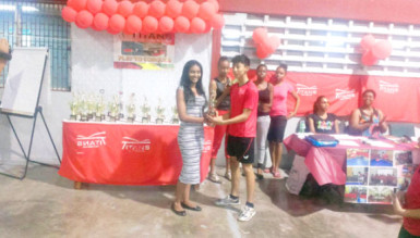  Under-15 boys champion Miguel Wong seen receiving his trophy. 