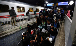 Migrants arrive at the main railway station in Dortmund, Germany September 13, 2015. REUTERS/Ina Fassbender