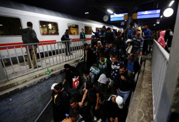 Migrants arrive at the main railway station in Dortmund, Germany September 13, 2015. REUTERS/Ina Fassbender