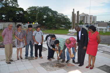 Chairman of National Toshaos Council Joel Fredericks (third, right) turning the sod with one of the Wai Wai master builders. Looking on are Minister of Public Infrastructure David Patterson (second, right), Minister of Tourism Cathy Hughes (right), Minister of Education Dr Rupert Roopnaraine (left), Minister in the Ministry of Indigenous People’s Affairs Valerie Garrido-Lowe (second, left) and three other Wai Wai master builders. (Photo by Dhanash Ramroop)