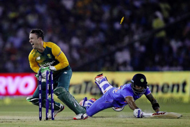 India’s Virat Kohli dives to make the crease as he is run out by South Africa’s AB de Villiers during their second Twenty20 cricket match in Cuttack, India, October 5, 2015. REUTERS/Danish Siddiqui 
