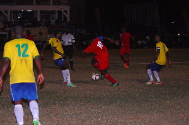 Monedderlust FC’s Seon Jackman (no.10) attempting to dribble Pele’s Shemroy Arthur (2nd left) in the midfield area during their team’s matchup at the GFC ground in the GFF Stag Beer Elite League. (Orlando Charles photo)