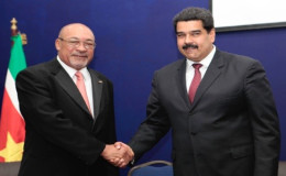 Presidents Desi Bouterse (left) and Nicolas Maduro announcing the new deal in Suriname
yesterday. (Photo from Telesur/AVN)