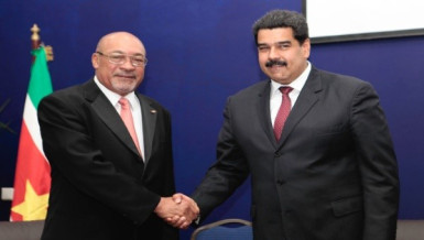 Presidents Desi Bouterse (left) and Nicolas Maduro announcing the new deal in Suriname yesterday. (Photo from Telesur/AVN)