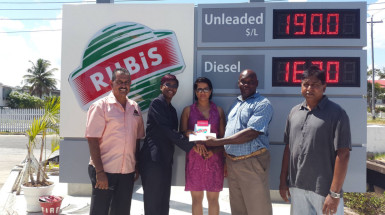Clive Canterbury receives the sponsorship cheque from Rubis Guyana’s Retail Accounts Executive Rhonda Johnson. Sharing the moment (from left) are: GFSCA Vice-president Jailall Deodass, Sharon Mohan of Rubis Vlissengen Road outlet and GFSCA member, Surendra Nauth. 