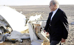 Egypt’s Prime Minister Sherif Ismail looks at the remains of a plane crash at the desert in central Sinai near El Arish city, north Egypt, October 31, 2015. (Reuters/Stringer)