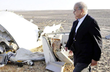 Egypt’s Prime Minister Sherif Ismail looks at the remains of a plane crash at the desert in central Sinai near El Arish city, north Egypt, October 31, 2015. (Reuters/Stringer)