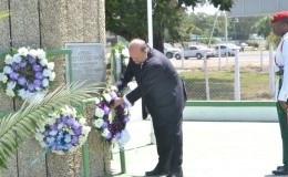 The new U.S. Ambassador Perry Holloway laying a wreath at Indepence Arch (Ministry of the Presidency photo)