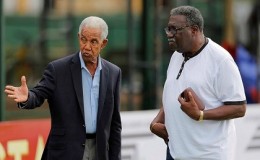Sir Garry Sobers (left) makes a point to legendary former West Indies captain Clive Lloyd during his visit to Sri Lanka.