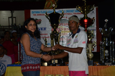 Ramesh Narine receives his Masters MVP trophy.