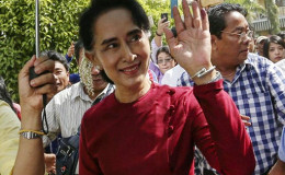 Myanmar pro-democracy leader Aung San Suu Kyi waves at supporters as she visits polling stations at her constituency Kawhmu township November 8, 2015. REUTERS/Soe Zeya Tun
