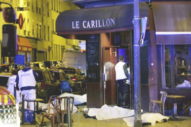 A general view of the scene that shows the covered bodies outside a restaurant following a shooting incident in Paris, France, November 13, 2015. REUTERS/Philippe Wojazer 