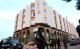 A Malian police officer stands guard in front of the Radisson hotel in Bamako, Mali, November 20, 2015. Reuters/Joe Penney