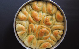 Pull-apart Garlic Butter-Butter Flaps (Photo by Cynthia Nelson)