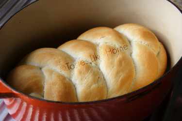 No-proof Instant Bread baked in Cast Iron Pot with lid (Photo by Cynthia Nelson) 