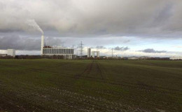 A general view shows DONG Energy's power station, which provides steam, ash and gypsum as waste products to other companies for their use in Kalundborg, Denmark, November 20, 2015.  REUTERS/Sabina Zawadzki