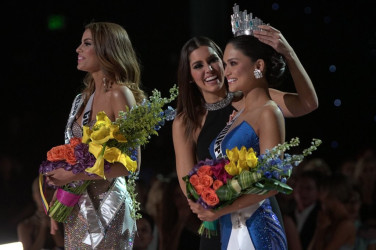 Miss Philippines Pia Alonzo Wurtzbach (right) being crowned by 2014 queen Paulina Vega. First runner-up,  Miss Colombia Ariadna Guiterrez who had originally been crowned is at left. 