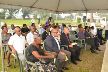 Government and other officials at the service (Ministry of the Presidency photo)