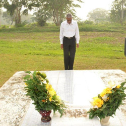 President David Granger pays his respects to former President Desmond Hoyte (Ministry of the Presidency photo)