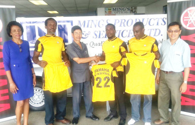 Director of Ming’s Products and Services, Colin Ming Snr., hands over the 15s kit to Secretary of the club, Walter George, in the presence of staff members of the company. 