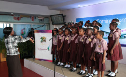 A school choir in a performance at the ceremony (Ministry of the Presidency photo)