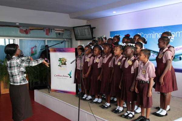 A school choir in a performance at the ceremony (Ministry of the Presidency photo)