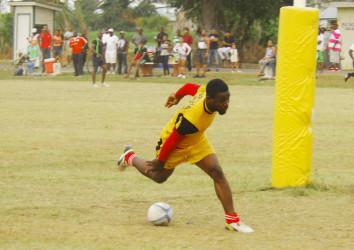 Akeem Fraser records a try for the Caribs in their 31-25 win over the UG Wolves yesterday when the GRFU/GTT 15s league continued at the National Park. (Orlando Charles photo) 