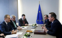 British Prime Minister David Cameron (R) attends a bilateral meeting with European Council President Donald Tusk (L) and European Commission President Jean-Claude Juncker (2nd L) during a European Union leaders summit addressing the talks about the so-called Brexit and the migrants crisis in Brussels, Belgium, February 19, 2016. REUTERS/Francois Lenoir