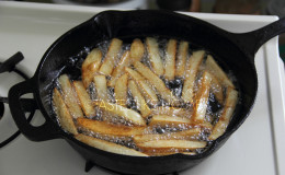 Frying chips (Photo by Cynthia Nelson)
